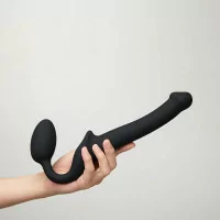 Zwarte strap-on-me anatomische strap-on dildo